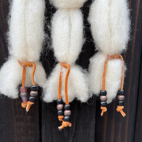 Vintage 13 Inch Dream Catcher Wool Feathers Beaded Longhorn Steer Wall Decor - Picture 3 of 7